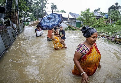 கேரளத்தில் தொடரும் கனமழை: இயல்பு வாழ்க்கை பாதிப்பு